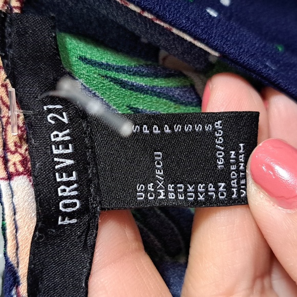 Forever 21 Blue Wrap Tie Floral  Romper. Size Small NWOT - Picture 8 of 9